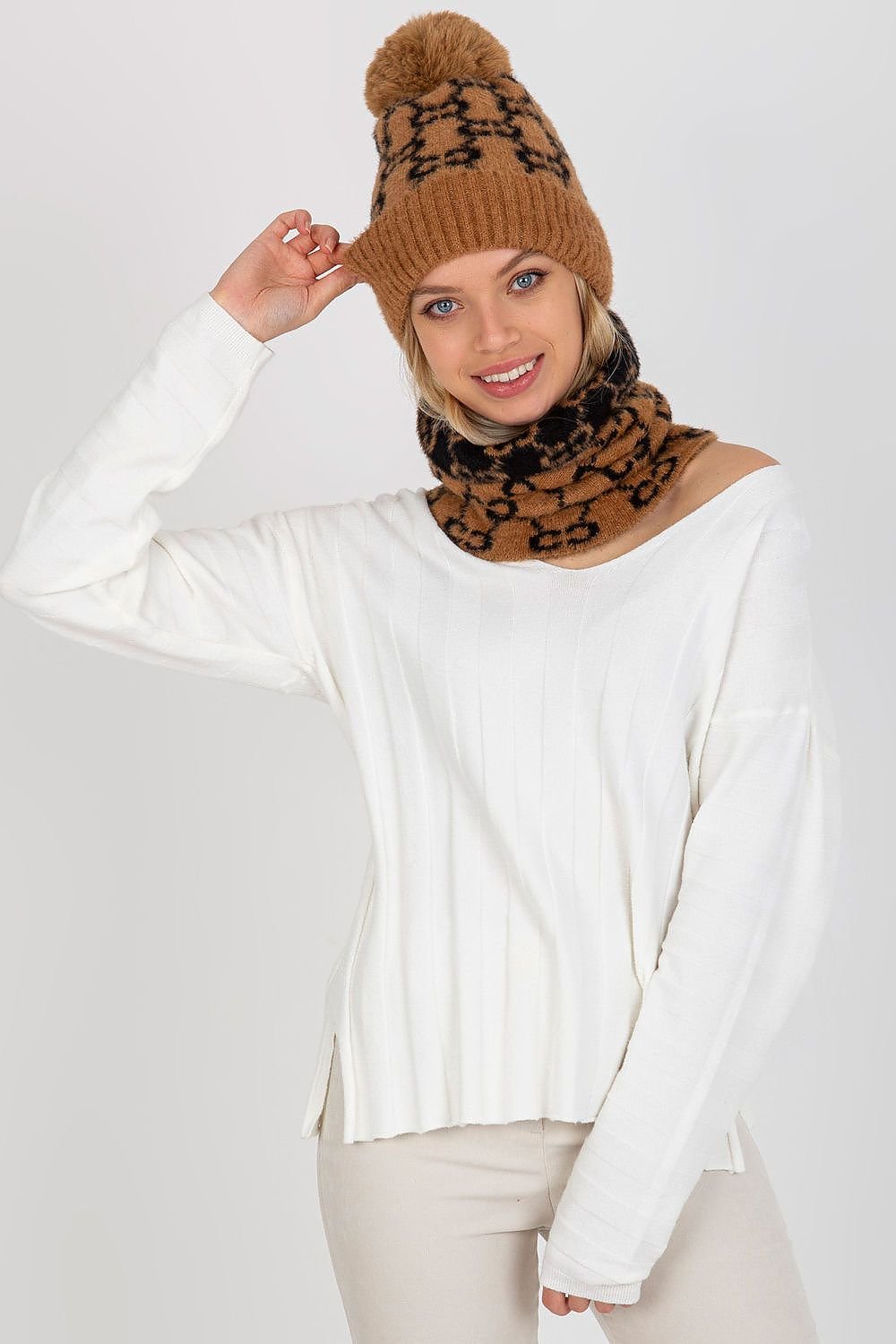 Cap model 185911 AT - ELEMODA