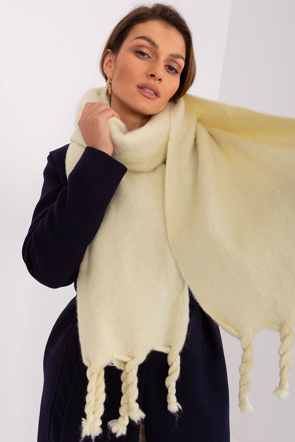 Shawl model 189883 AT - ELEMODA