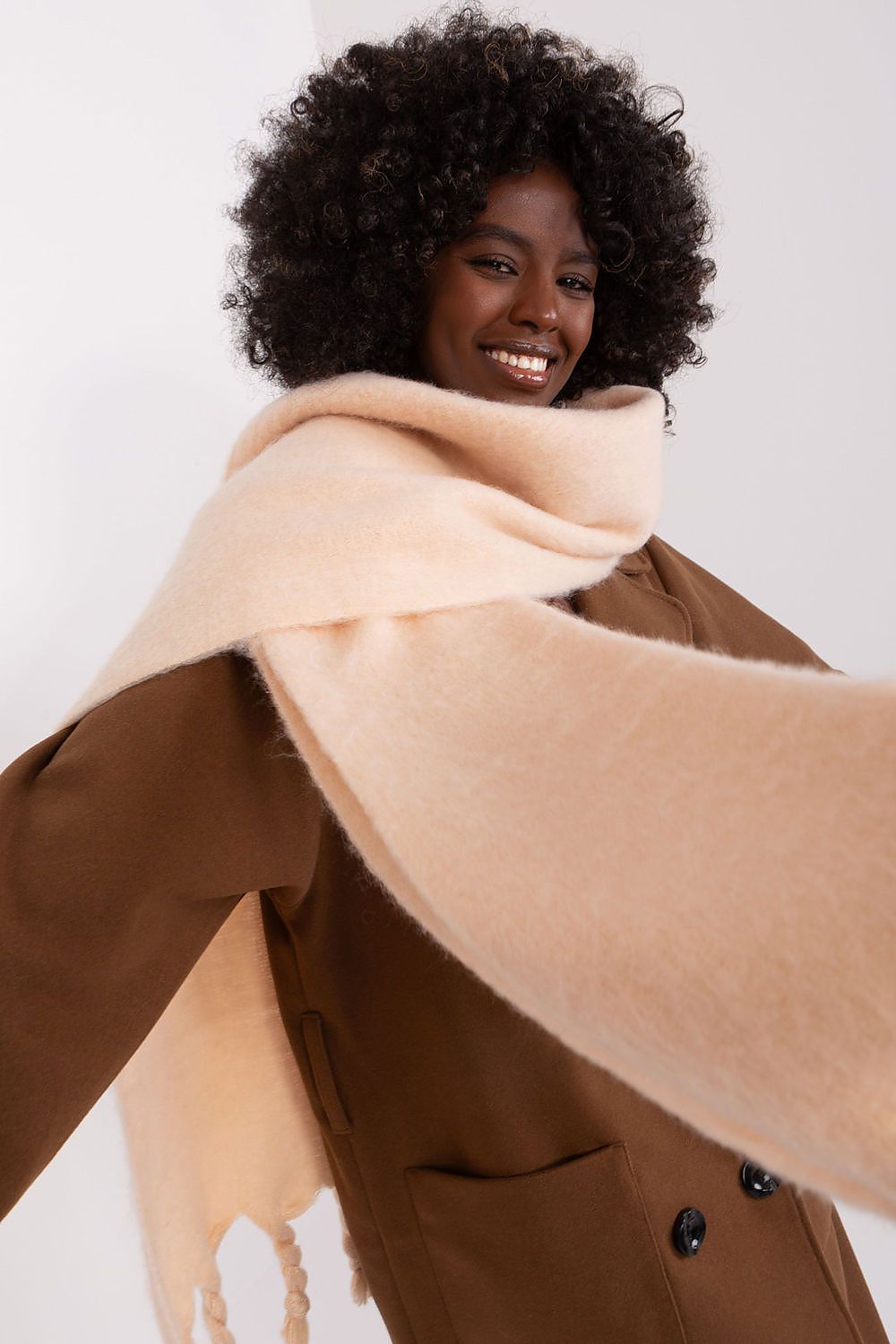 Shawl model 189883 AT - ELEMODA