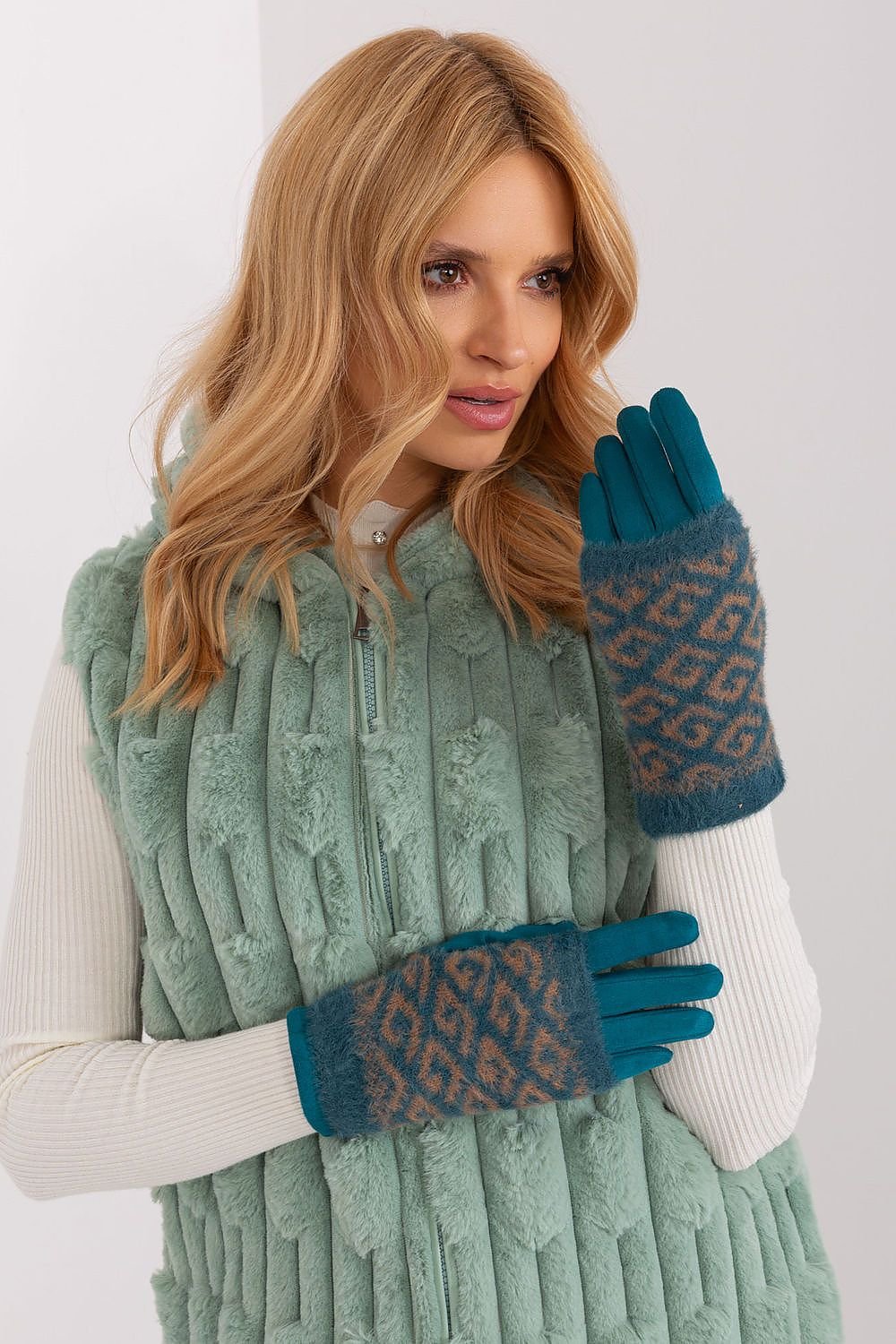 Gloves model 190807 AT - ELEMODA