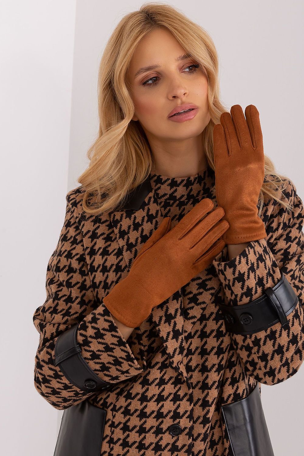 Gloves model 190823 AT - ELEMODA