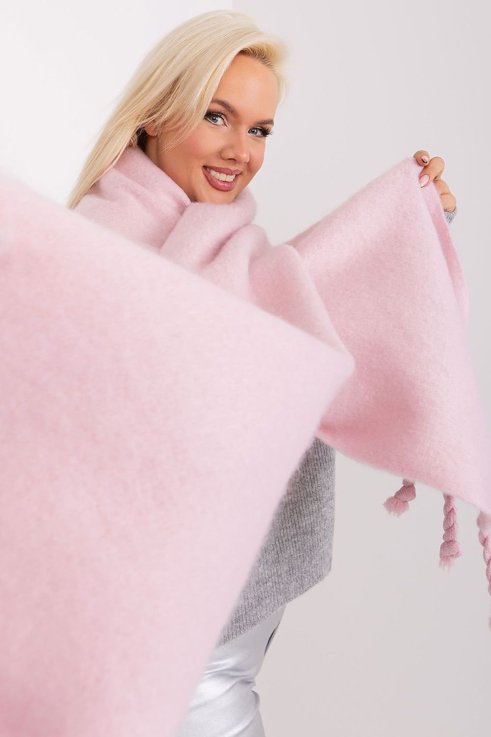 Shawl model 189883 AT - ELEMODA