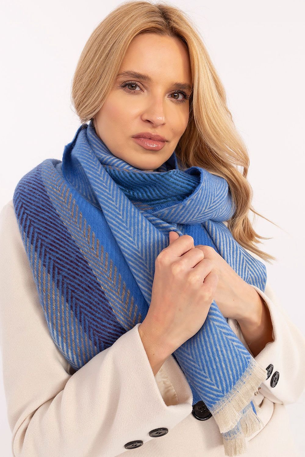 Shawl model 206037 AT - ELEMODA