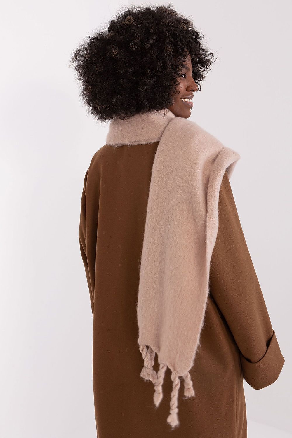 Shawl model 189883 AT - ELEMODA