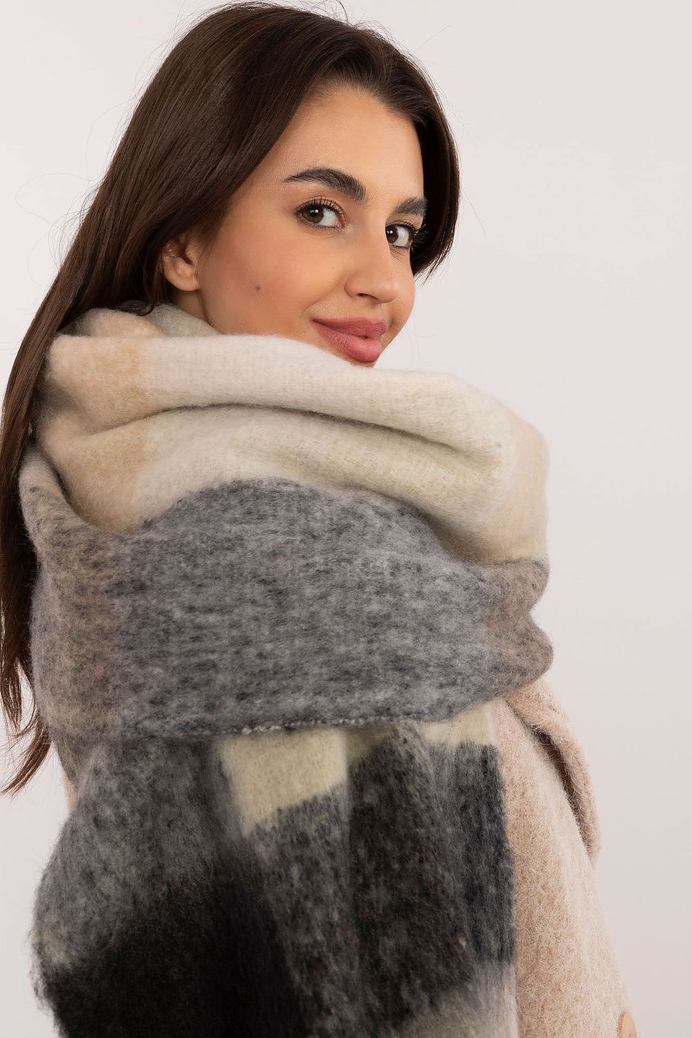 Shawl model 200279 AT - ELEMODA