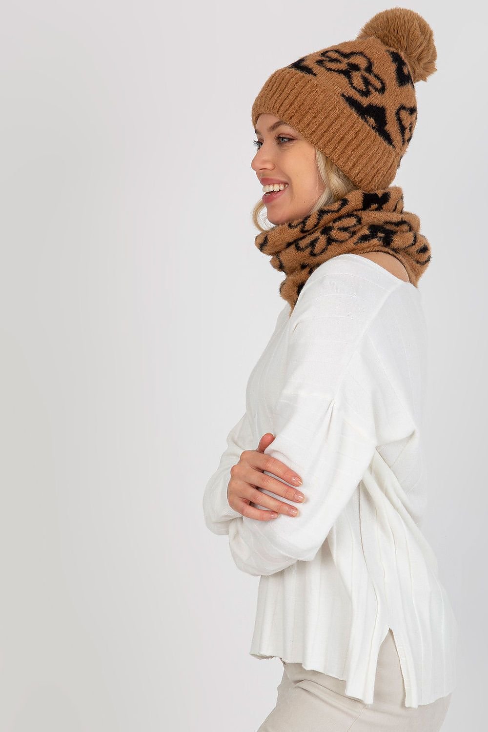 Cap model 185915 AT - ELEMODA