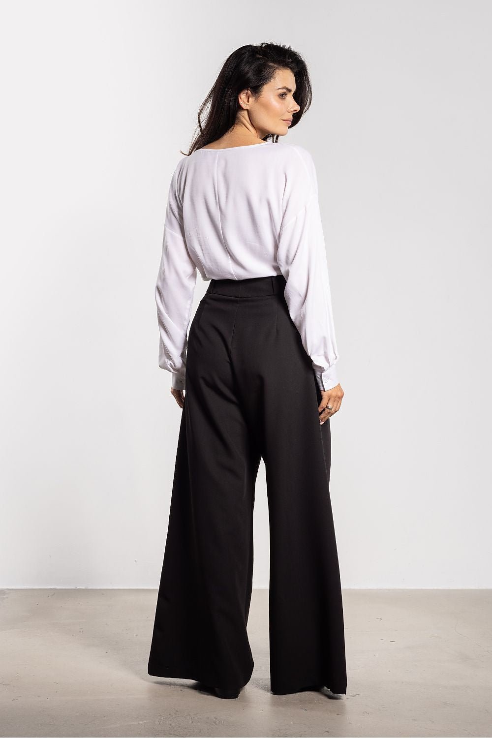 Women trousers model 218986 awama - ELEMODA