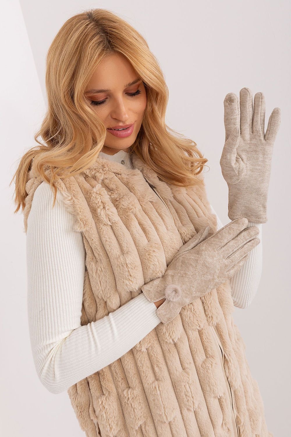 Gloves model 190793 AT - ELEMODA