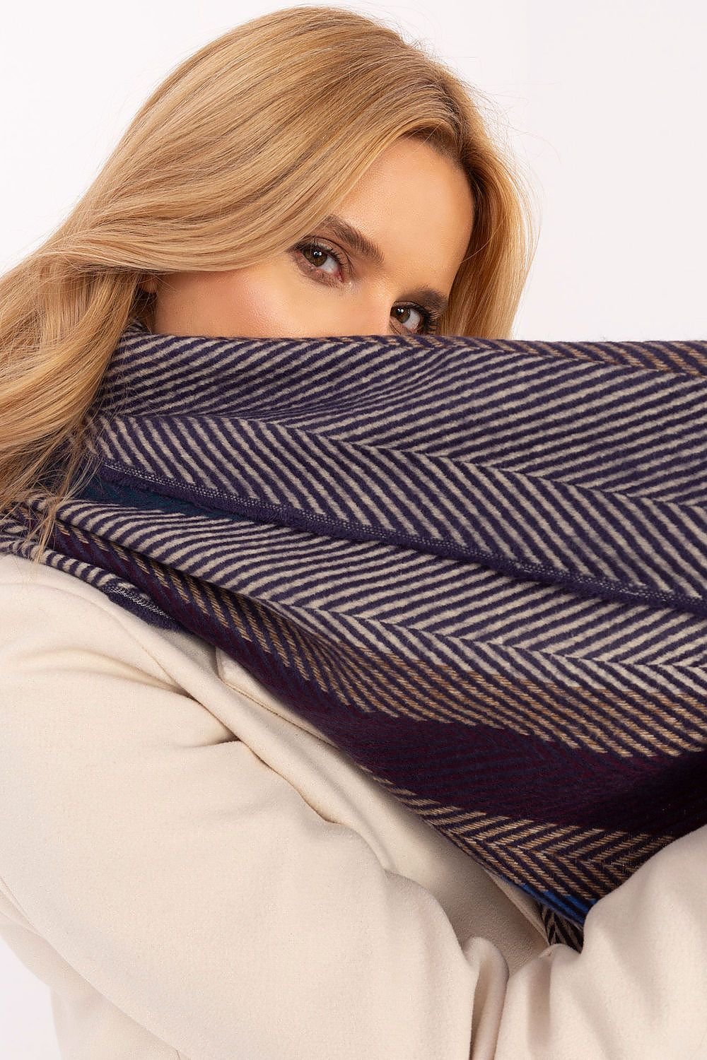 Shawl model 206037 AT - ELEMODA