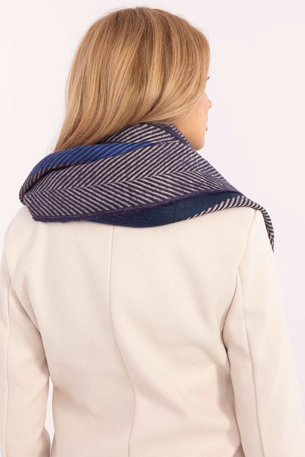 Shawl model 206037 AT - ELEMODA