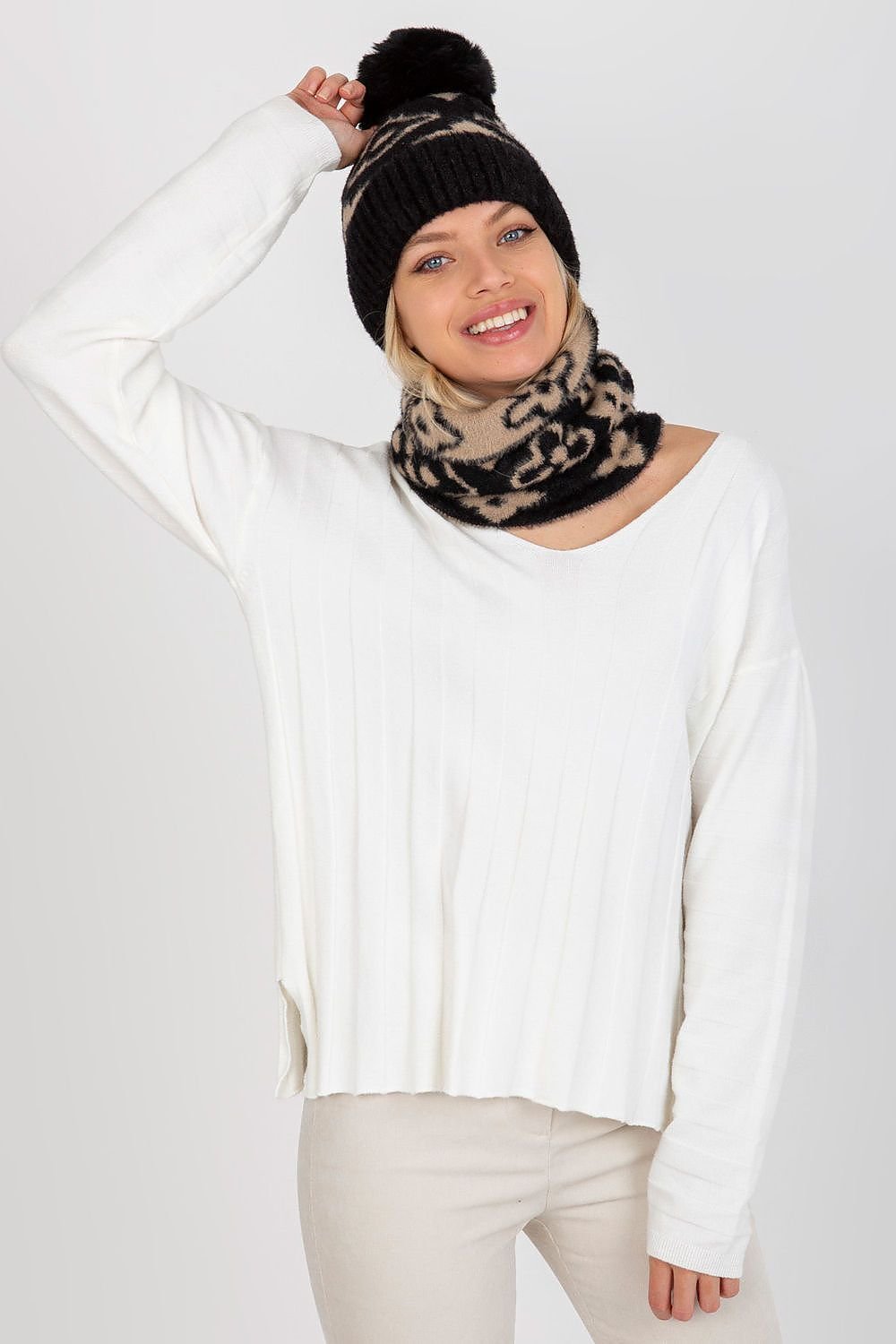 Cap model 185915 AT - ELEMODA