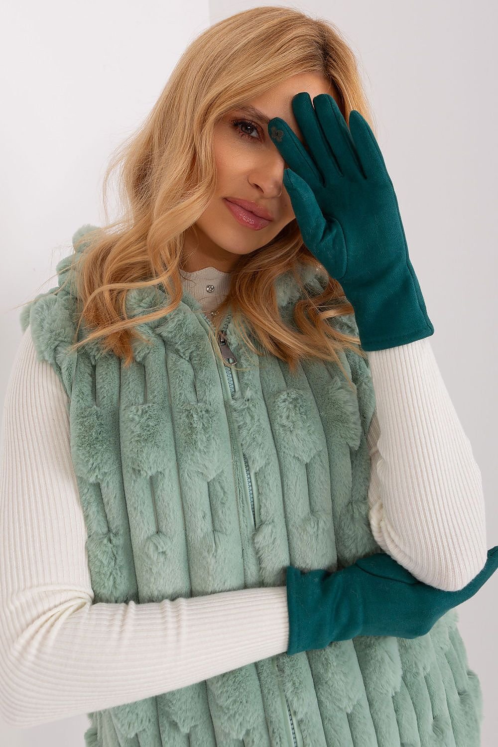 Gloves model 190823 AT - ELEMODA