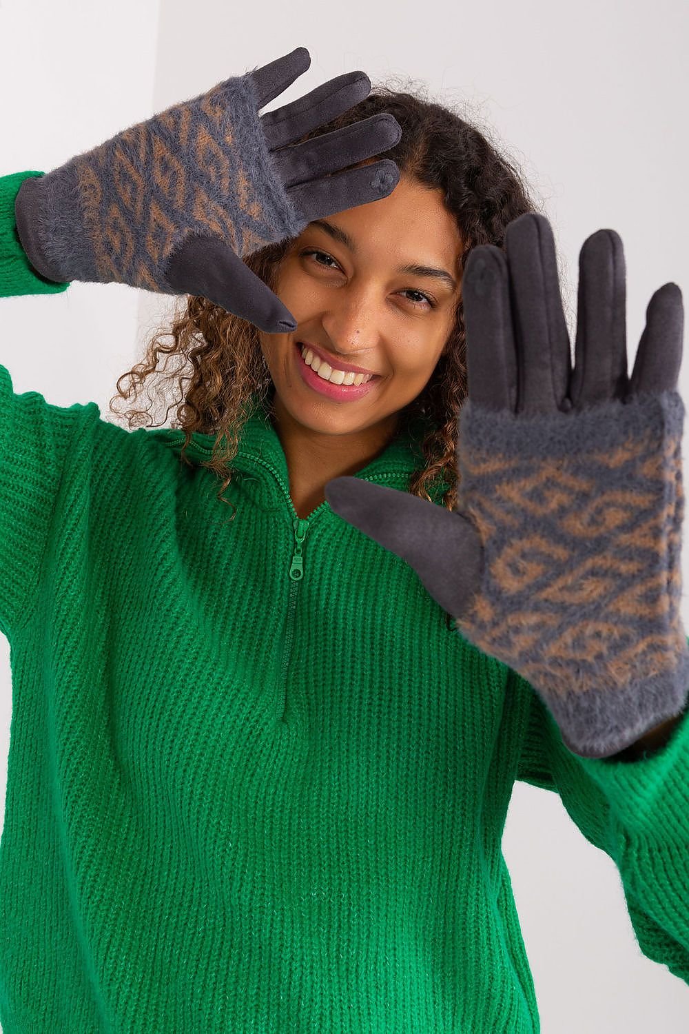 Gloves model 190807 AT - ELEMODA