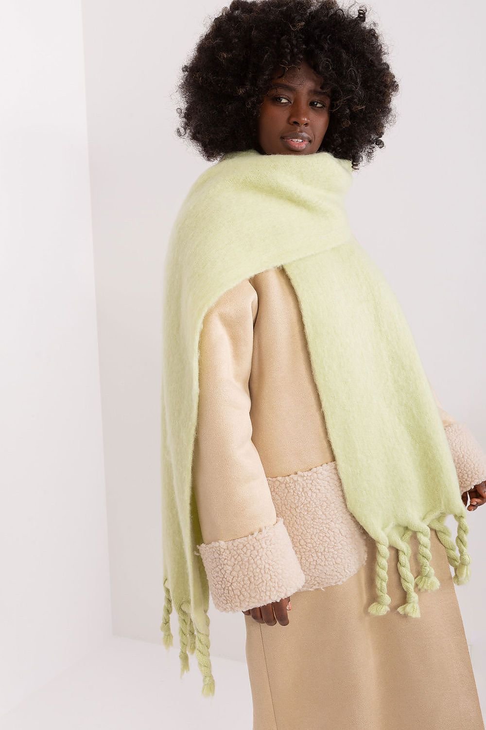Shawl model 189883 AT - ELEMODA