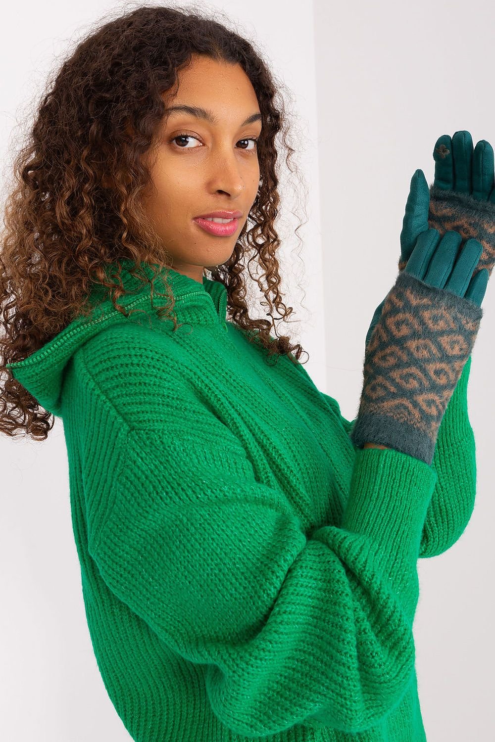 Gloves model 190807 AT - ELEMODA