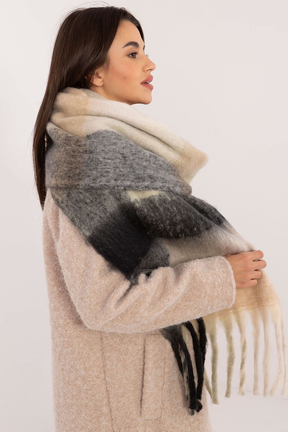 Shawl model 200279 AT - ELEMODA