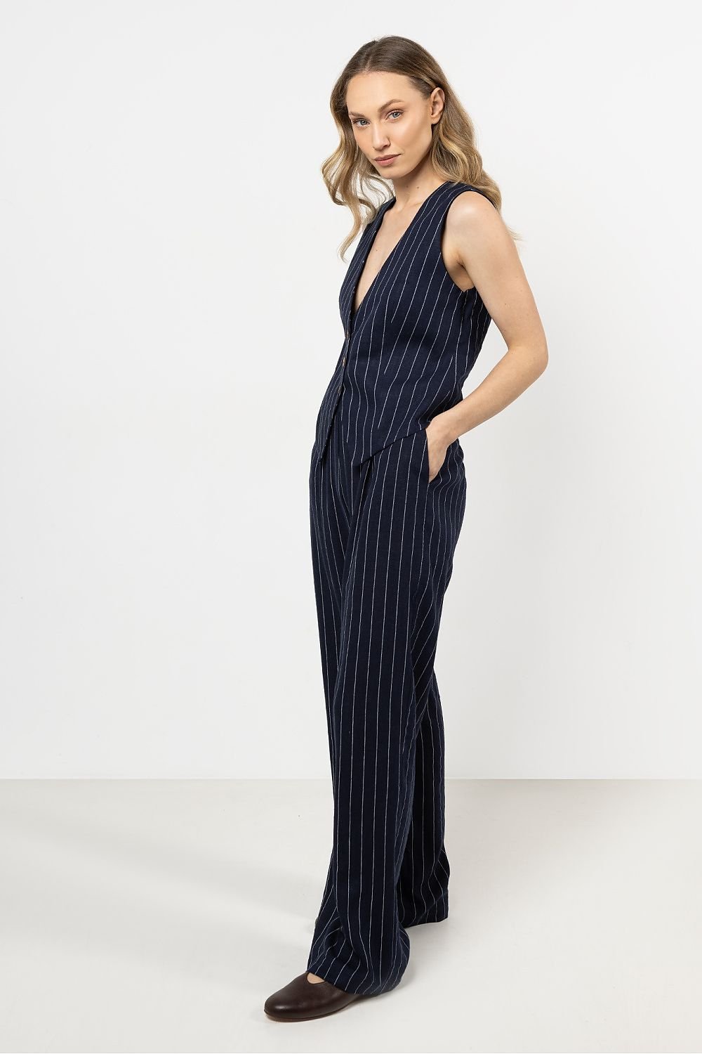 Women trousers model 212186 awama - ELEMODA