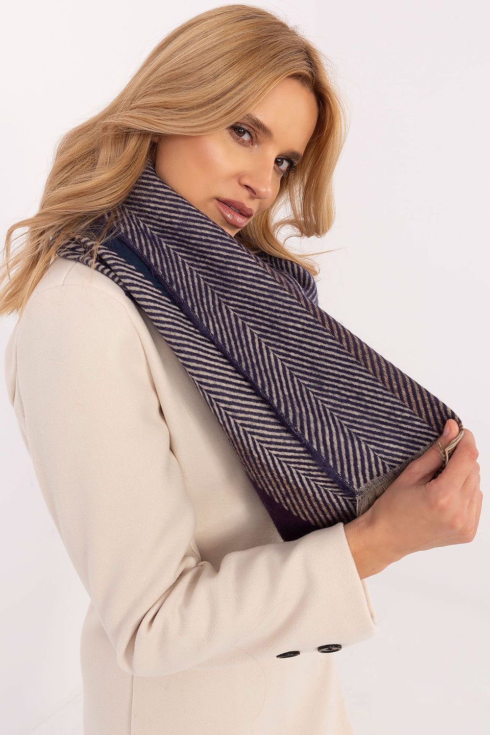 Shawl model 206037 AT - ELEMODA