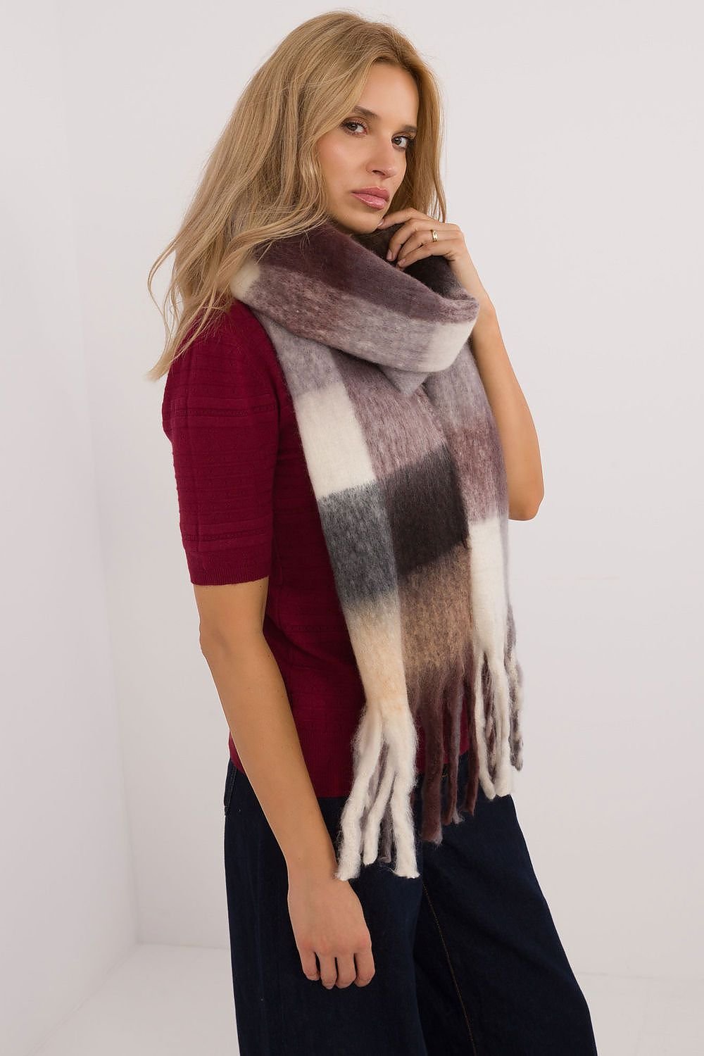 Shawl model 200279 AT - ELEMODA