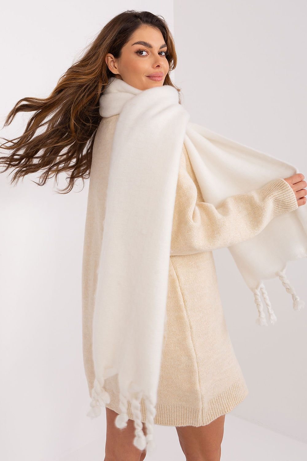 Shawl model 189883 AT - ELEMODA