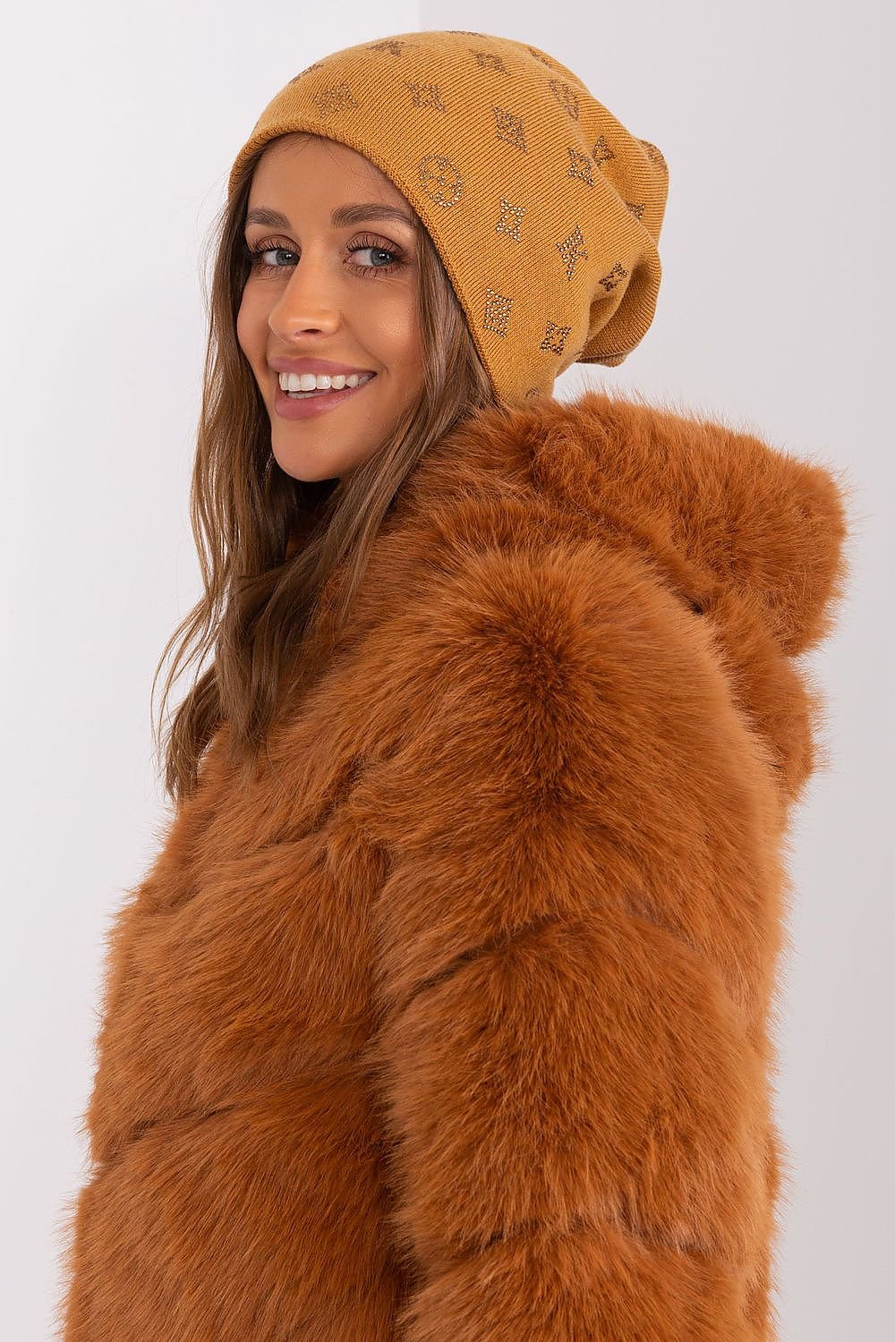 Cap model 189899 AT - ELEMODA