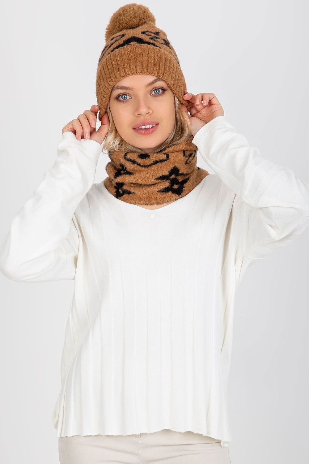 Cap model 185915 AT - ELEMODA