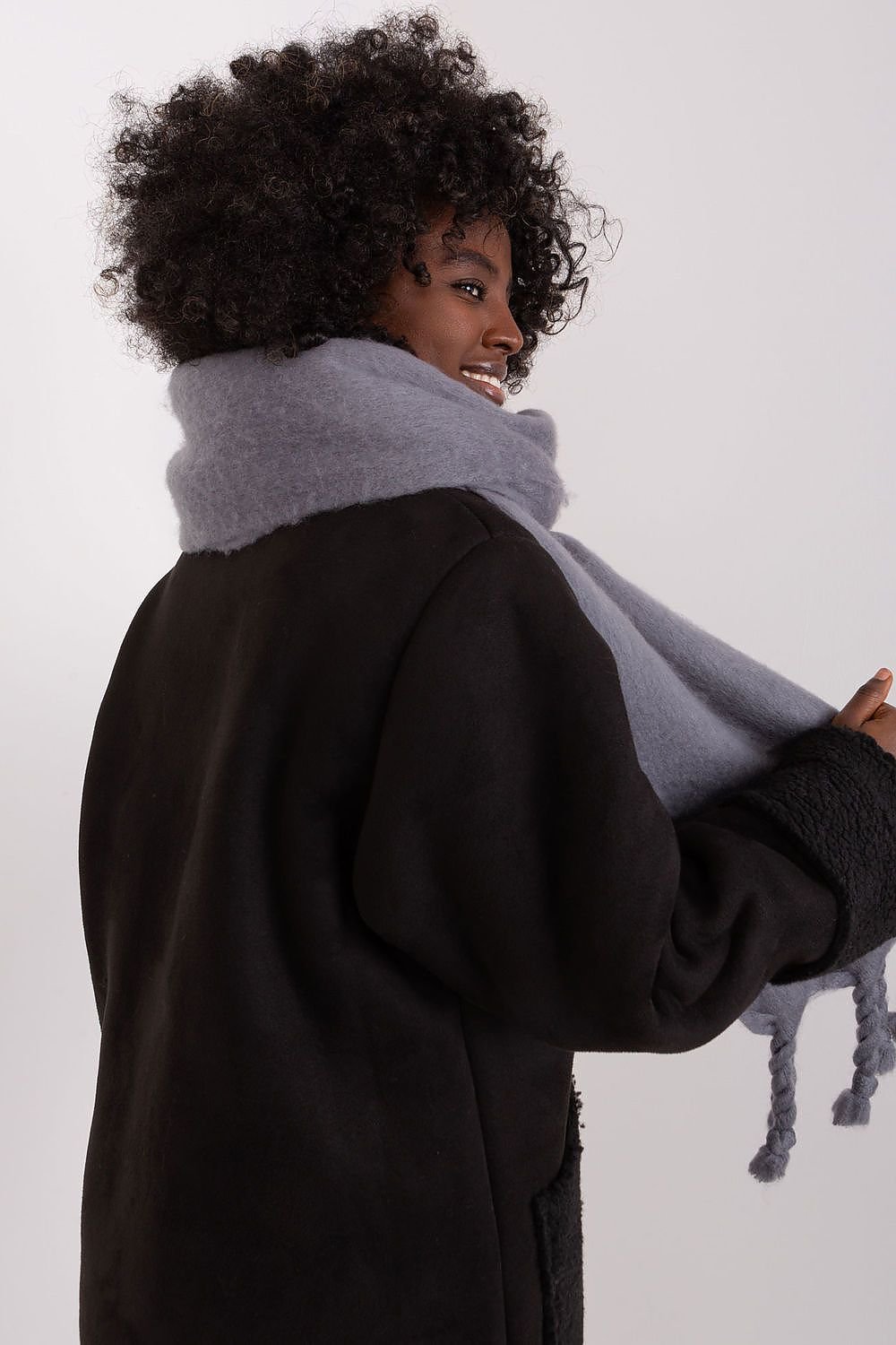 Shawl model 189883 AT - ELEMODA